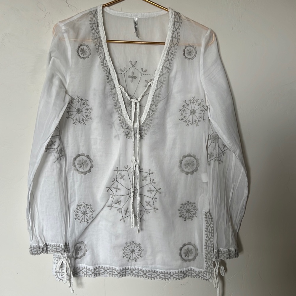 MUR‎ MUR Sheer Top with Embroidered Flowers Sz Medium
